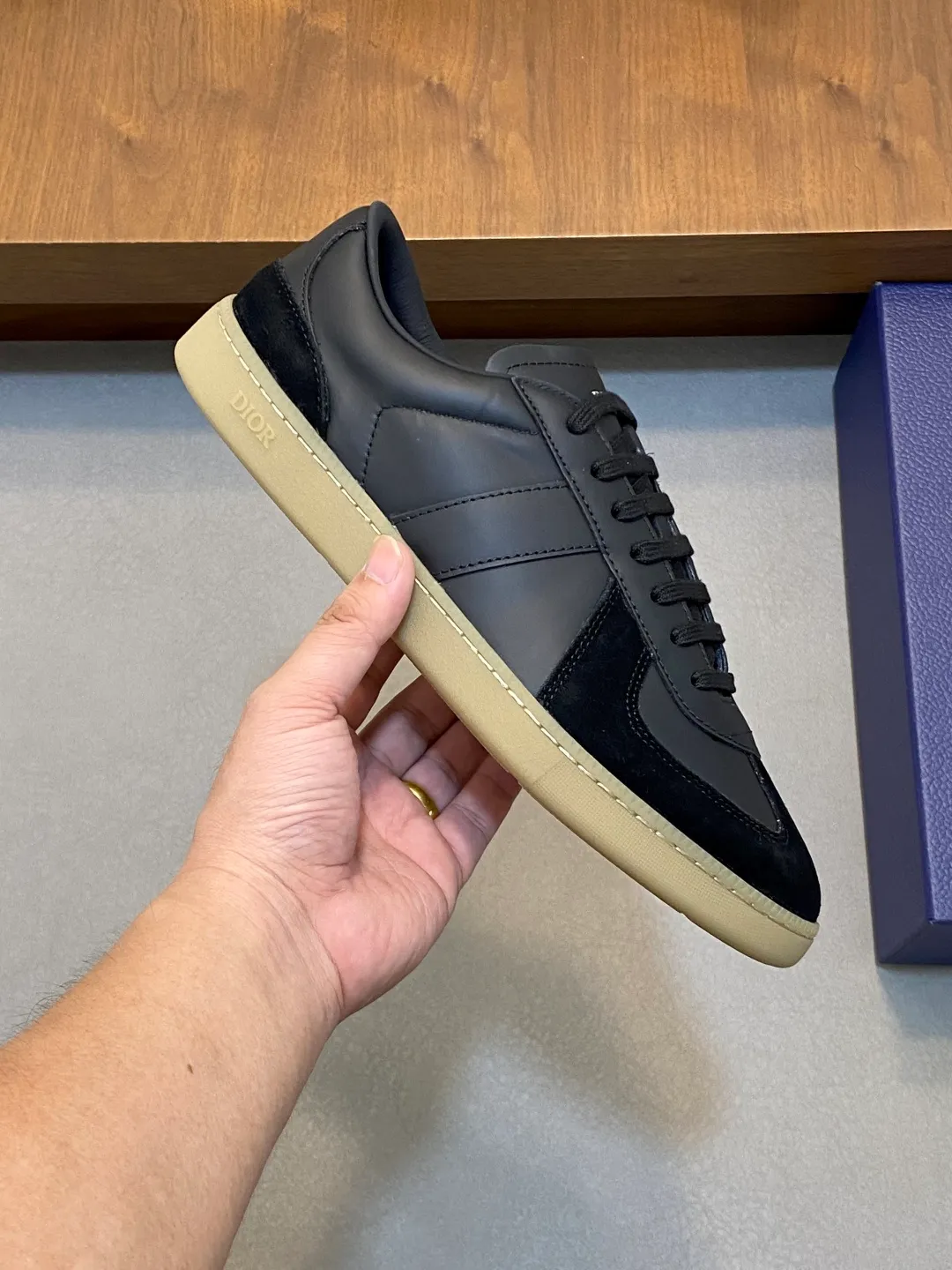 Factory P400💰Dior Dior Series Casual Sports Shoes Skateboard Shoes Original purchase, development, and production. This sports shoe is a new product for the fall of 2023. It reinterprets the classic tennis shoes. The fashionable silhouette highlights the thickness. Crafted from navy and white jacquard with Oblique print and suede panels, it features a distinctive padded tongue embossed with the Dior signature, wide navy mohair laces and brass eyelets with a matte tonal finish. White rubber sole with Dior Oblique pattern, enhanced by a contrasting Dior 30 Avenue Montaigne signature on the rear. It can add fashionable temperament to casual looks. Exquisite packaging at the delivery counter 🛍📦 ▪️ Fabric: Original customized Oblique presbyopia + cowhide ▪️ Lining: Original customized sheepskin + breathable mesh ▪️ Sole: Original molded anti-slip rubber material ▪️ Bottom thickness: 4CM ▪️ Size: Men's 38-45 (38, 45, 46 customized)